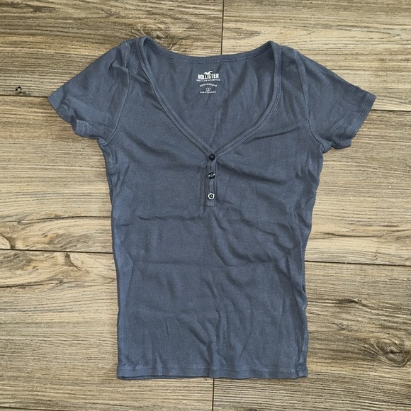 Hollister Black Fitted Buttoned T-Shirt - Picture 6 of 6